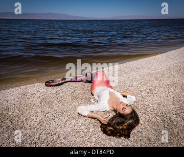 Mermaid su Salton Sea beach nel pomeriggio, California Foto Stock