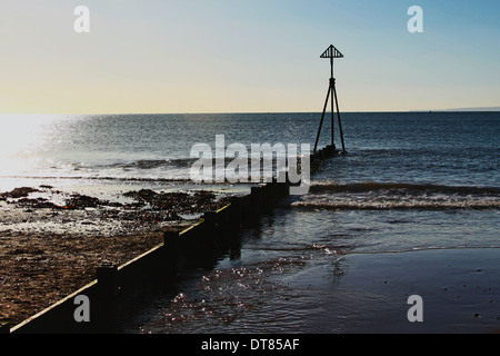 Tramonto sulla spiaggia di Exmouth e contrasto elevato inguine le difese del mare Foto Stock