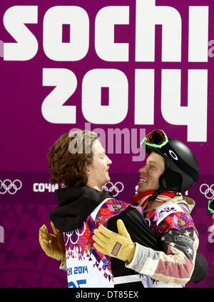 Sochi, Russia. Xi Febbraio, 2014. Rosa Khutor Extreme Park. Snowboard Halfpipe Mens finale, Iouri Podladtchikov (SUI, L) celebrsates la sua medaglia d'oro con il quarto posto di Shaun White (USA, R) Credito: Azione Sport Plus/Alamy Live News Foto Stock