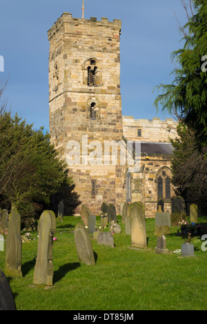 St Cuthberts chiesa di Inghilterra torre costruita c 1000 D.C. e cimitero di Billingham Stockton on Tees England Regno Unito Foto Stock