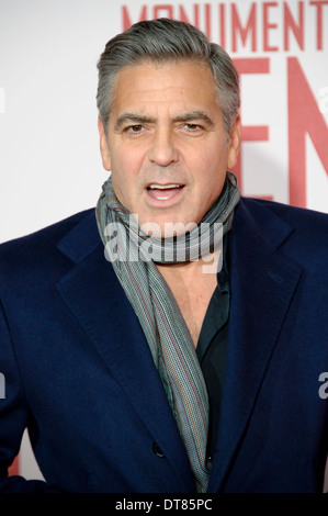 George Clooney arriva per il Regno Unito Premiere di " Monumenti " gli uomini a una centrale di Londra cinema, Londra. Foto Stock