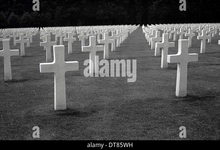 Anni '60 storico, file di croci in un campo di ricordo al cimitero e memoriale americano Normandia, Normandia, Francia. Situato a Colleville-sur-Mer, circa 10,000 croci bianche puntano verso l'America in un memoriale che onora le truppe americane morte in Europa durante la seconda guerra mondiale. Gestito dalla American Battle Monuments Commission (ABMC) è stato dedicato nel 1956. Foto Stock