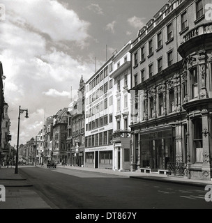 Foto storiche da anni cinquanta che mostra una quieta strada di Londra . Foto Stock