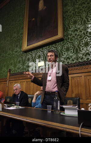 Londra, Regno Unito. Xi Febbraio 2014. I popoli europeo: " La terra non può attendere con George Monbiot e Greenpeace Arctic 30'George Monbiot parla di John Mcdonald MP Credito: Rachel Megawhat/Alamy Live News Foto Stock