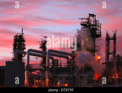 Vista ravvicinata della raffineria di petrolio di piping e torri Foto Stock