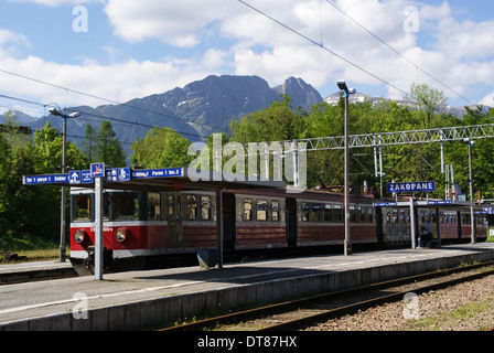 Con il treno alla stazione ferroviaria principale a Zakopane Monti Tatra Polonia Foto Stock