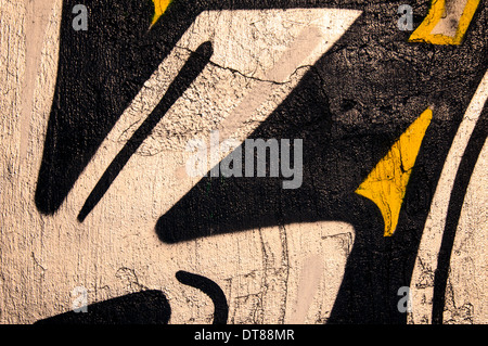 Il vecchio muro nero con i graffiti Foto Stock