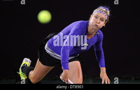 Doha. Xi Febbraio, 2014. Bethanie Mattek-Sands degli Stati Uniti serve durante la sua singolare femminile match contro Eugenie Bouchard del Canada al Qatar Open Tennis Tournament a Doha, in Qatar il 11 febbraio, 2014. Mattek-Sands ha vinto 2-0. Credito: Chen Shaojin/Xinhua/Alamy Live News Foto Stock