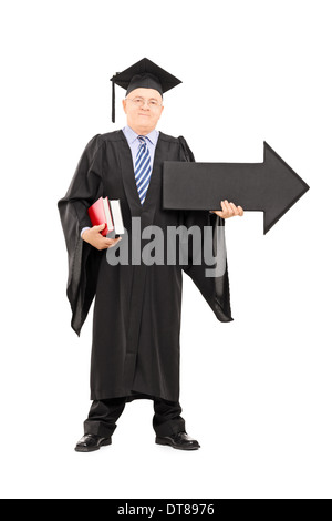 A piena lunghezza Ritratto di un maschio di professore universitario azienda big black freccia che punta a destra Foto Stock