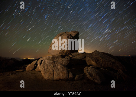 Tracce stellari e grandi massi in alta regione del deserto di Anza Borrego Desert State Park, California. Foto Stock