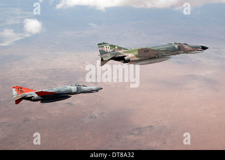 Due QF-4E Phantom II fuchi in formazione al di sopra del Nuovo Messico deserto, a sud di Holloman Air Force Base. Foto Stock