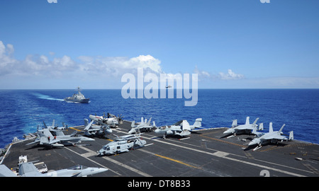 Aeromobile disposta sul ponte di volo della portaerei USS Nimitz. Foto Stock