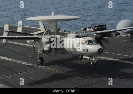 Golfo di Oman, 29 Giugno 2013 - Un E-2C Hawkeye terre a bordo della portaerei USS Nimitz. Foto Stock