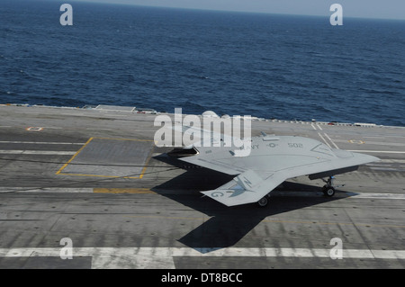 Un X-47B Unmanned Combat Air System rende un arrestato lo sbarco. Foto Stock