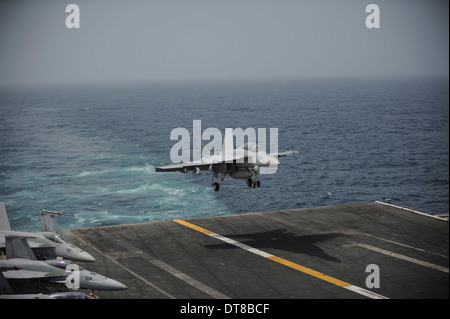 Golfo di Oman, luglio 12, 2013 - Un'F/A-18F Super Hornet atterra sulla portaerei USS Nimitz. Foto Stock