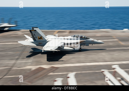 Oceano atlantico, 5 Agosto 2013 - un FA-18F Super Hornet terre a bordo della portaerei USS George H.W. Bush. Foto Stock