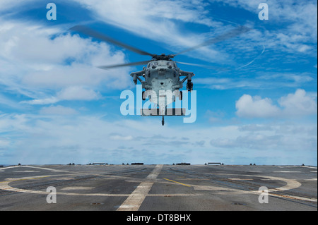 Un U.S. Navy MH-60S Seahawk elicottero si prepara a terra. Foto Stock