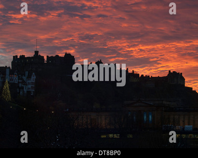 Tramonto dietro il castello di Edimburgo e Princes Street, Edinburgh Foto Stock