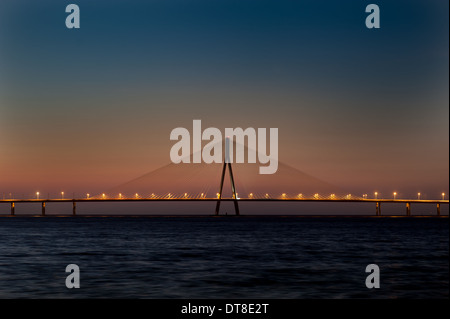 Sera vista al tramonto del principale span di Bandra Worli mare ponte di collegamento. Un testamento dell India di sviluppo tecnologico. Foto Stock