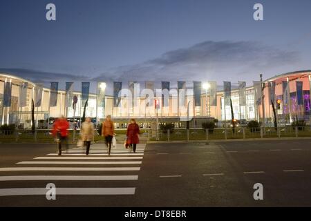 Sochi, Russia. Il 12 febbraio 2014. Lavoratori attraversando la strada principale fuori del Sochi 2014 Olimpiadi invernali Centro Stampa (MPC) e broadcast internazionale Center (IBC) all'alba - Sochi - Russia - 12/02/2014 Credit: Sport In immagini/Alamy Live News Foto Stock