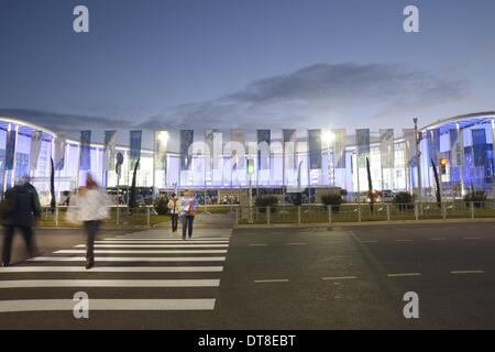 Sochi, Russia. Il 12 febbraio 2014. Lavoratori attraversando la strada principale fuori del Sochi 2014 Olimpiadi invernali Centro Stampa (MPC) e broadcast internazionale Center (IBC) all'alba - Sochi - Russia - 12/02/2014 Credit: Sport In immagini/Alamy Live News Foto Stock