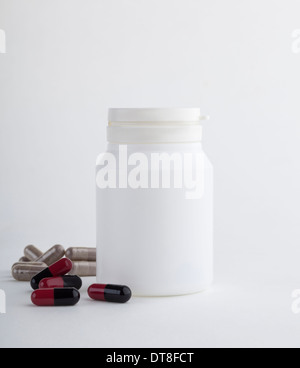 Bottiglia di medicina e medicina compresse isolati su sfondo bianco Foto Stock