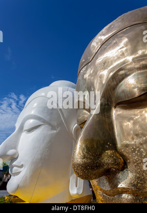 L'architettura di oro e di buddha bianco rivolto verso il cuore del buddismo Foto Stock