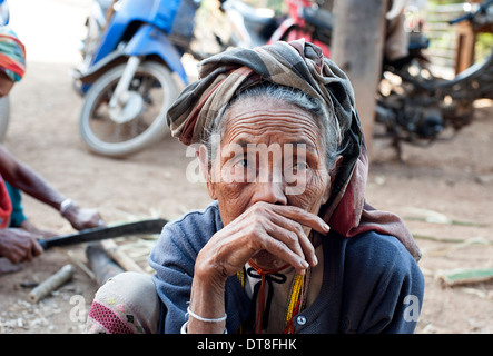 Karen donna nel profondo del pensiero si trova al di fuori del suo villaggio nel nord della Thailandia. Foto Stock