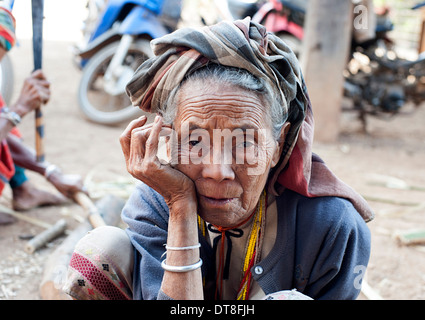 Karen donna nel profondo del pensiero si trova al di fuori del suo villaggio nel nord della Thailandia. Foto Stock