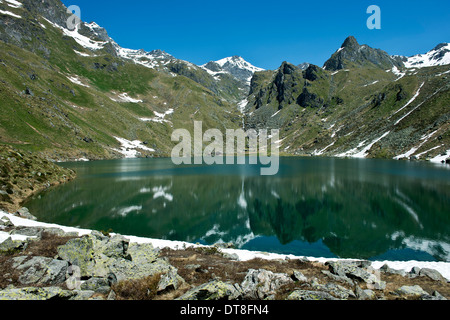 Presso il lago di montagna Louvie, picco Becca d'Agè dietro a destra Rochers de Momin, Val de Bagnes, Vallese, Svizzera Foto Stock