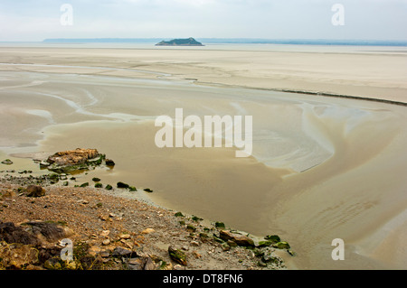 Vista dall'abbazia di Mont Saint Michel per le velme a bassa marea, Le Mont Saint Michel, Normandie, Francia Foto Stock