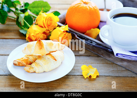 Piccolo croissant e tazza di tè, cibo Foto Stock