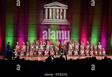 Parigi, Francia. Xi Febbraio, 2014. Un coro di studenti cinesi di cantare una canzone durante una esibizione presso la sede delle Nazioni Unite per l'Educazione, la scienza e la Cultura (UNESCO) a Parigi, Francia, 11 febbraio, 2014. Le prestazioni, presentato dai cinesi cantanti, danzatori e studenti di arte troupes di primaria e scuole medie, è stata una delle attività che segna il decimo anniversario della Convenzione per la salvaguardia del patrimonio culturale immateriale. © Chen Xiaowei/Xinhua/Alamy Live News Foto Stock