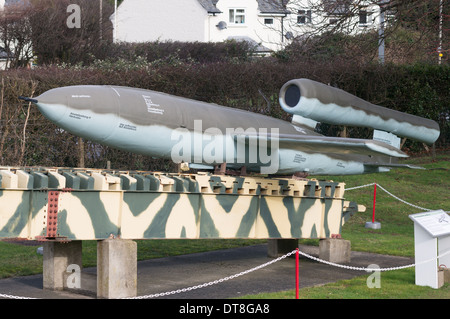 Replica WW2 V1 battenti bomba sulla rampa di lancio Imperial War museum Museum Duxford England Regno Unito Foto Stock