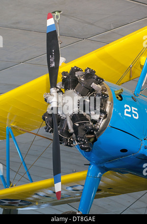 Boeing Stearman PT-17 biplano equipaggiato con un cilindro 7 radiale motore aero Duxford Imperial War museum Museum Inghilterra REGNO UNITO Foto Stock