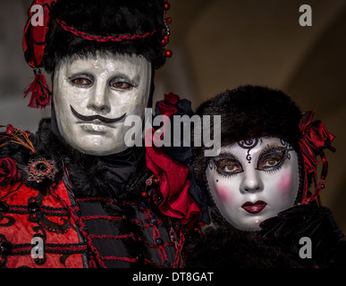 Ritratto di un uomo vestito in costume di carnevale e oro maschera Carnevale  di Venezia Veneto Italia Foto stock - Alamy