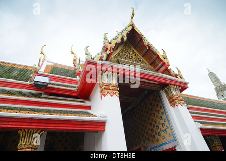 Tempio thailandese del tetto, Wat Arun, Bangkok in Thailandia Foto Stock