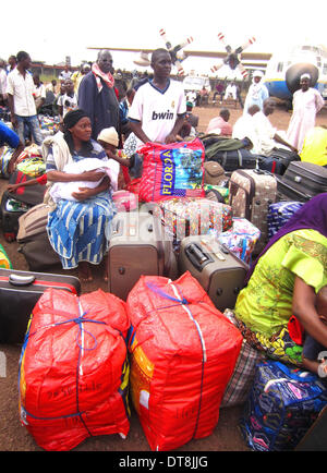 Dispensa - un'Amnesty International handout foto datata 31 gennaio 2014 mostra i musulmani in attesa a Bangui aeroporto per prendere un volo per la sicurezza, la Repubblica Centrafricana. Foto: AMNESTY INTERNATIONAL / AHNDOUT/solo uso editoriale/CREDITO/NESSUNA VENDITA Foto Stock