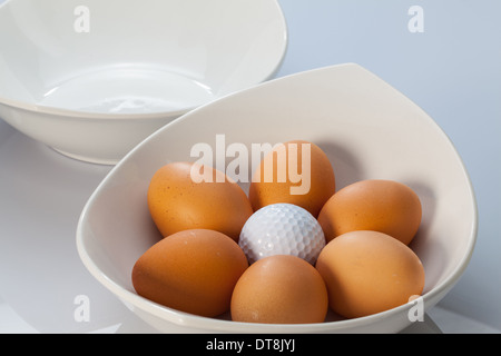 Due ceramiche bianche bocce,uova di pasqua e palline da golf Foto Stock