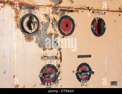Primo piano di una vecchia macchina commuta in lastra di metallo con peeling paint Foto Stock
