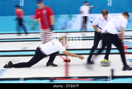 Sochi, Russia. Il 12 febbraio 2014. Saltare Giovanni Jahr (L) di Germania compete in uomini del round robin sessione contro la Norvegia durante il torneo di curling a Sochi 2014 Giochi Olimpici di Sochi, Russia, 12 febbraio 2014. Foto: Christian Charisius/dpa/Alamy Live News Foto Stock