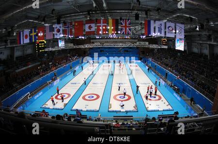 Sochi, Russia. Il 12 febbraio 2014. Una vista generale del cubo di ghiaccio Curling Center durante il torneo di curling a Sochi 2014 Giochi Olimpici di Sochi, Russia, 12 febbraio 2014. Foto: Christian Charisius/dpa/Alamy Live News Foto Stock