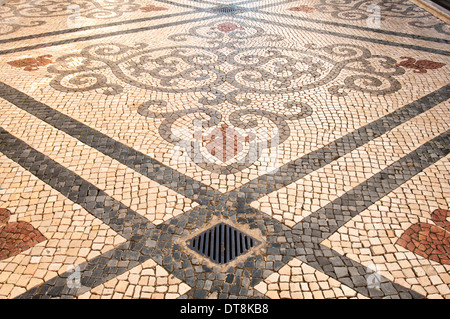 Bel Mosaico pattern di ciottoli in strada, Faro PORTOGALLO Foto Stock