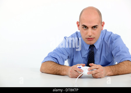 L'uomo la riproduzione di video giochi Foto Stock