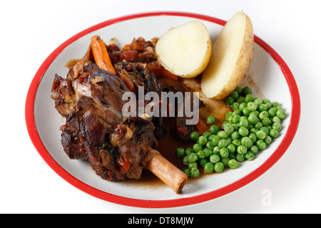 Stinco d'agnello brasato, piselli e patate pasto, angolo alto Foto Stock