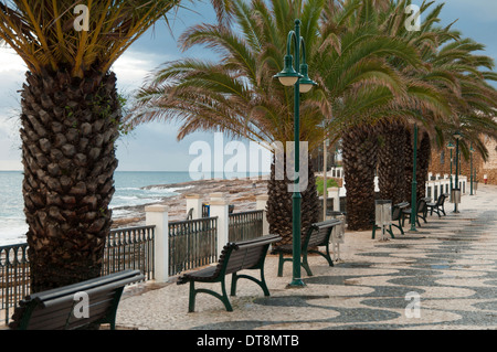 Viale acciottolato di fronte alla spiaggia di Praia da Luz in Algarve occidentale regione del Portogallo Foto Stock