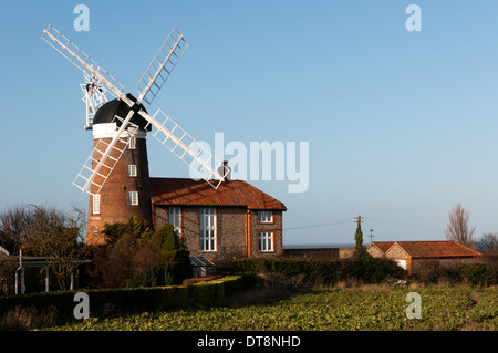 Il mulino a vento di Weybourne sulla Costa North Norfolk, ora di una casa privata. Foto Stock