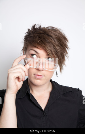 Breve ragazza dai capelli con vetri trasparenti Foto Stock