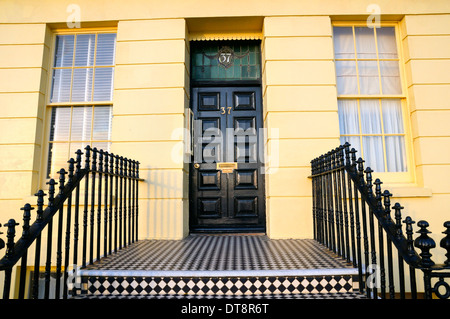 Elegante porta anteriore e gradini Foto Stock