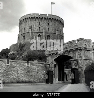 Foto storiche da anni cinquanta che mostra un ingresso al Castello di Windsor, il più antico e il più grande castello abitato nel mondo. Foto Stock